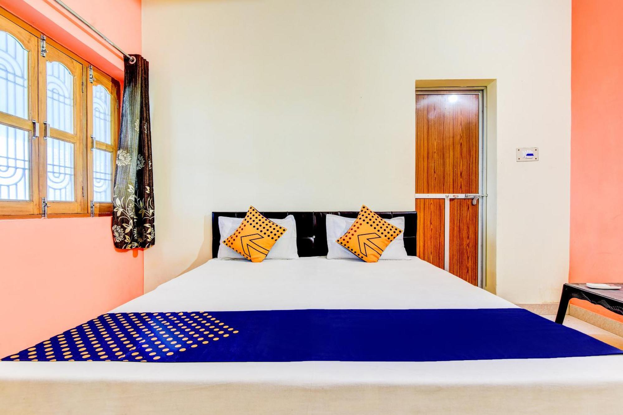 Flagship Usha Hotel 2*